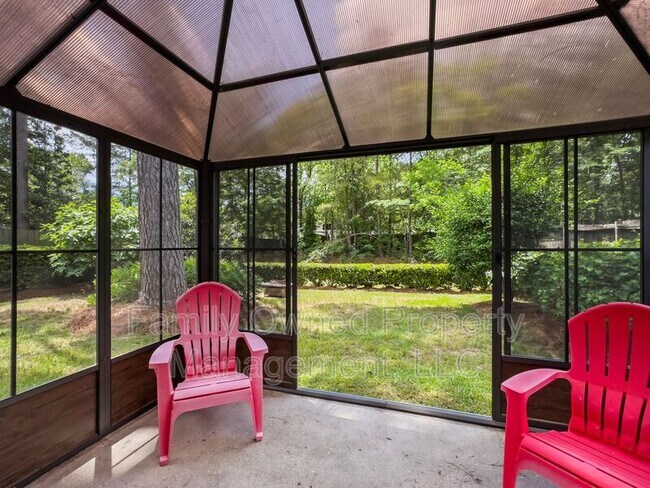 Building Photo - 8753 Red Oak Dr