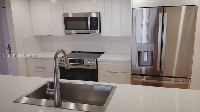 Building Photo - 801 N Venetian Dr