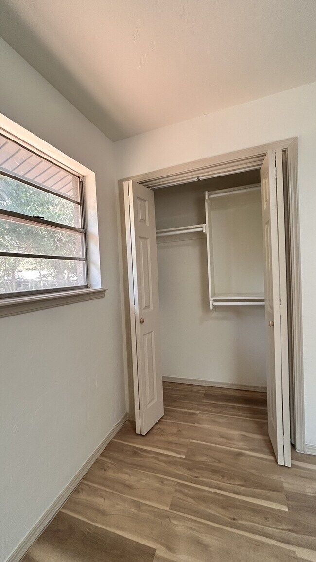 Building Photo - 726 Garden Grove