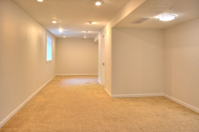Building Photo - Huge South Hill Beauty