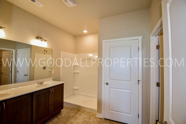 Building Photo - 4 Bed 2 Bath Home in the Waukee School Dis...