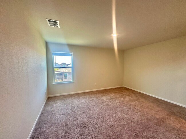 Building Photo - 5 BED 2.5 BATH NEW MANAGEMENT IN JARRELL TX!!!