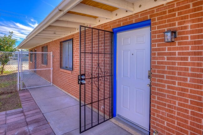 Building Photo - 417 E Jacinto St