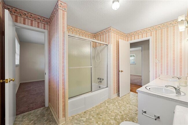 Building Photo - 552 Duke Dr