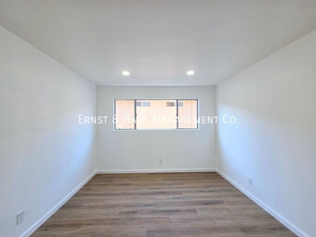 Building Photo - 4300 E 5th St