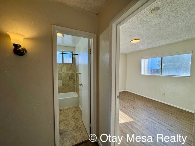 Building Photo - Charming 2-Bedroom Home with Expansive Out...