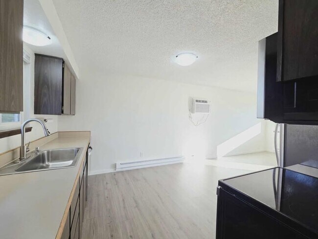 Building Photo - 1037/1039 Eastmont Ave. Duplex