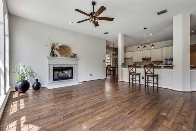 Building Photo - Located in a highly desirable neighborhood.