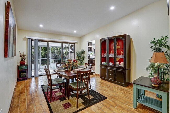 Building Photo - 700 Sunbury Ct