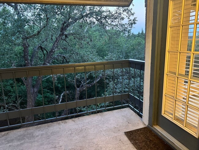 Building Photo - Great location off Blanco near Wurzbach and West Ave | 2 Bedroom | 2 Bath | Top Floor