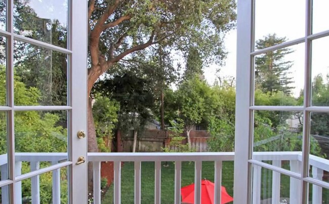 Building Photo - Charming Home w/ Beautifully Landscaped Ya...