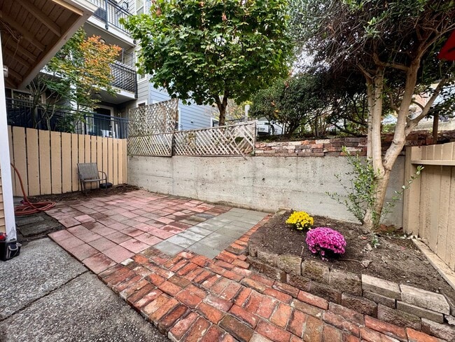 Building Photo - Queen Anne Home