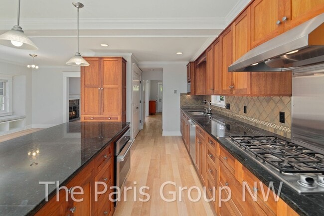 Building Photo - Exceptional Green Lake 3BR * Gorgeous In &...