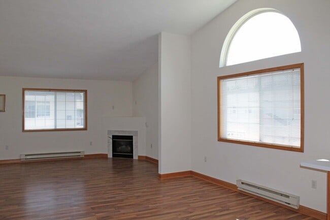 Building Photo - Two Bedroom Townhouse with Private Entranc...