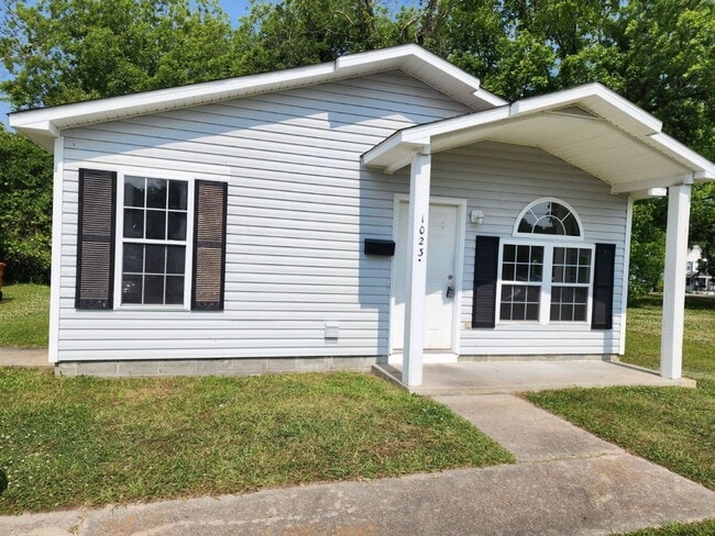Building Photo - Super Cute home located in City Limits