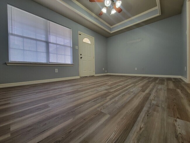 Building Photo - 350 Peyton St