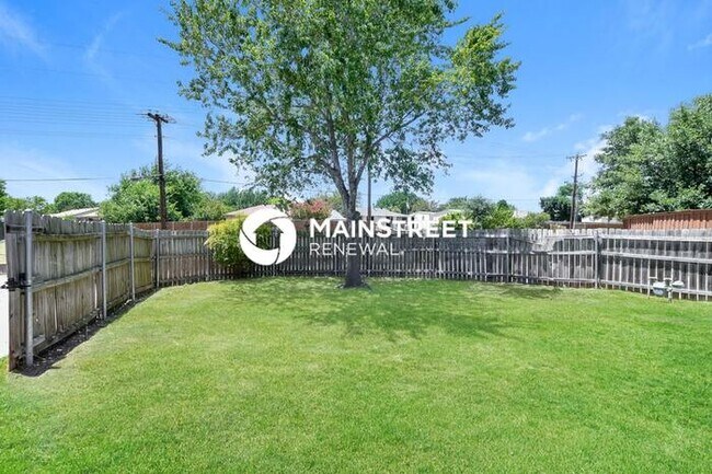 Building Photo - 3 Bedroom Pet-Friendly Home in Mesquite, TX with Main Street Renewal