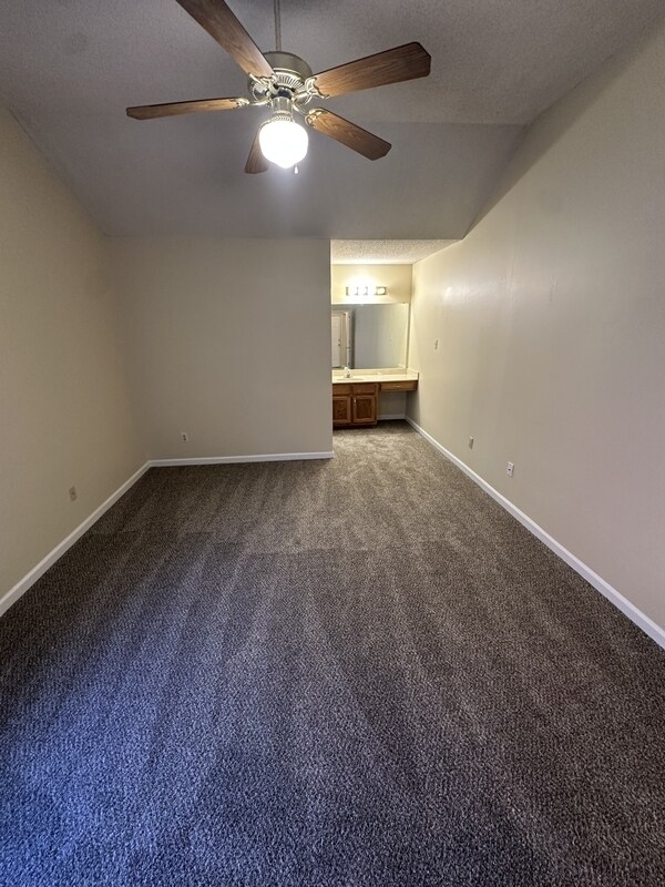 Building Photo - 6968 Bellevue Trce