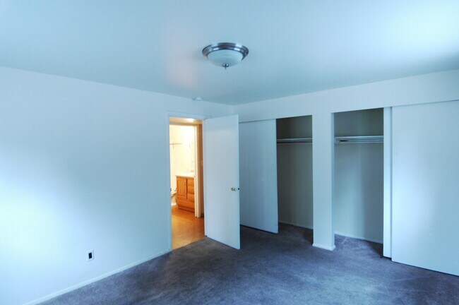 Building Photo - Great 2 Bedroom Apartment