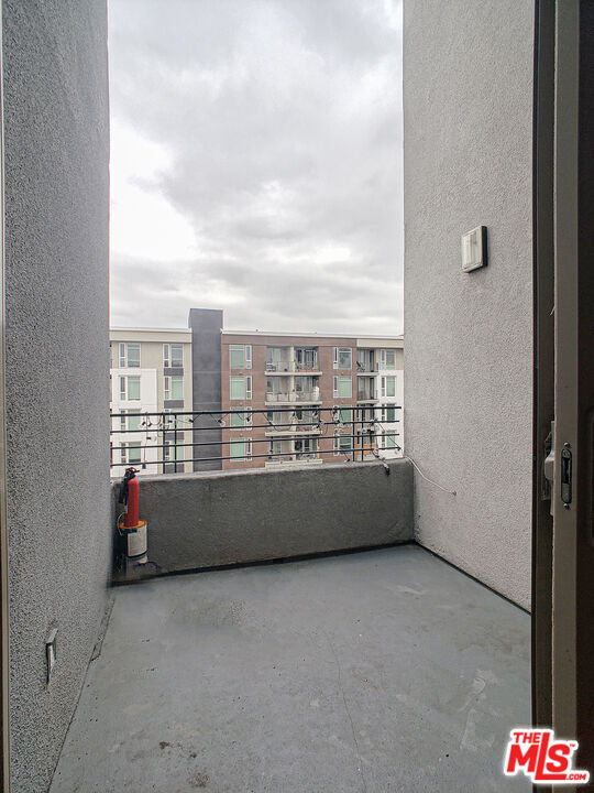 Building Photo - 1042 S Kingsley Dr