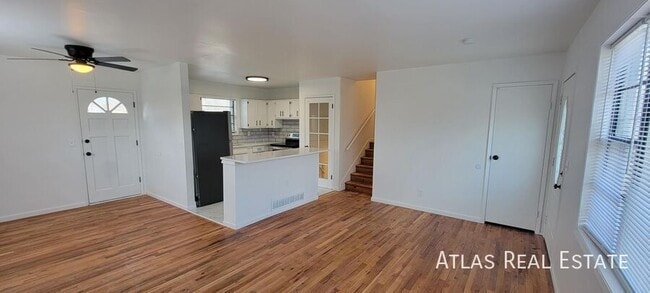 Building Photo - 4912 N Sycamore Dr