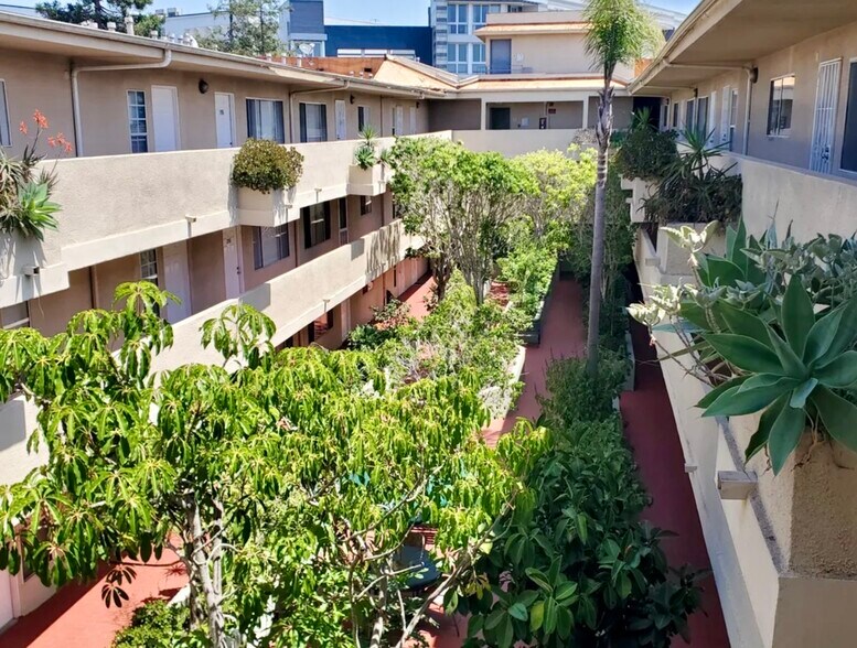 Building Photo - 4247 Inglewood Blvd