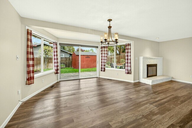 Building Photo - Unfurnished Light-Filled, Beautifully Updated 3-Bedroom Home in Jacksonville