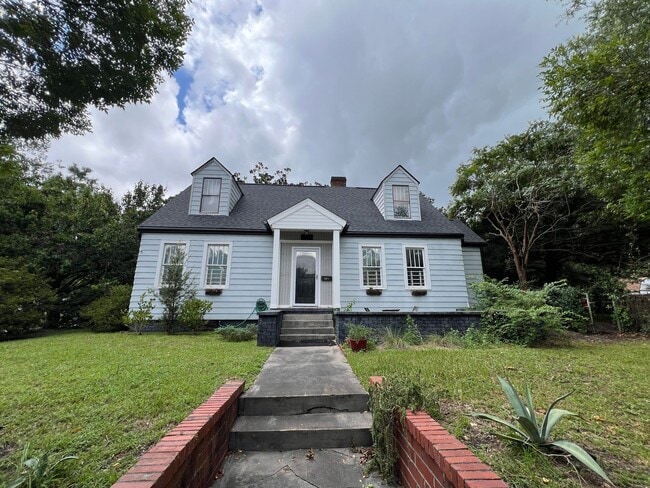 Building Photo - Charming bungalow downtown