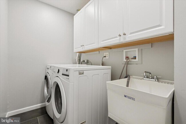 Building Photo - 1375 Abbey Way