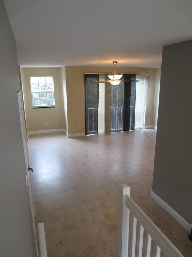 Building Photo - 2725 NE 8th Ave