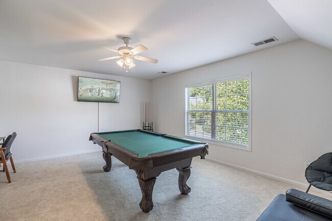 Building Photo - Gorgeous 4 Bedroom Home with Spacious Layo...