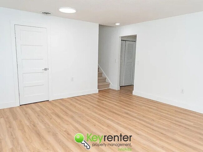 Building Photo - NOVEMBER FREE RENT!! Spacious 4-Bedroom / ...