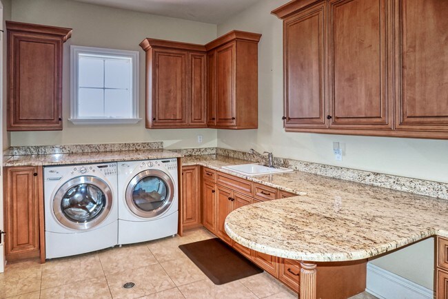 Building Photo - 1363 Oceanview Dr