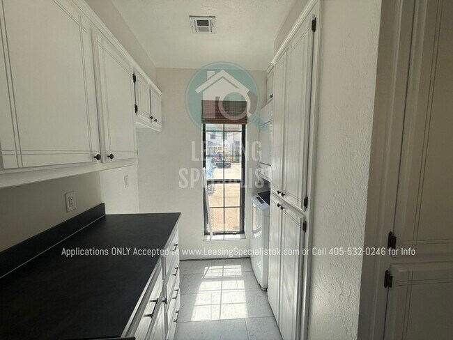 Building Photo - West Norman 2 Bed 1.5 Bath Townhouse Available for Your Immediate Move!