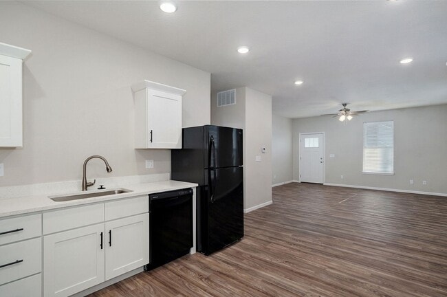 Building Photo - 307 S Florence Ave