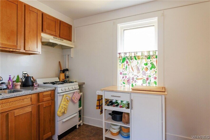 Building Photo - 129 College St