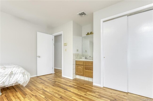 Building Photo - 9 Cloverdale Ln