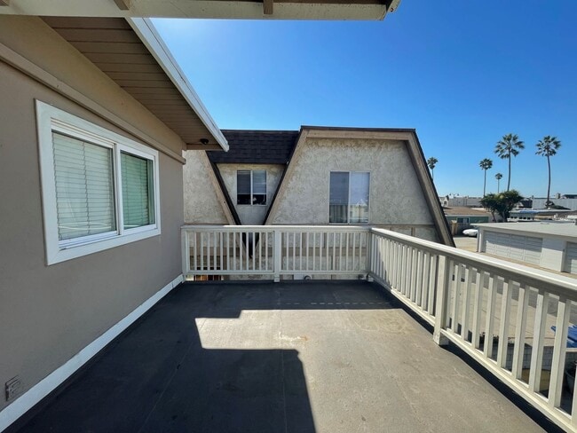Building Photo - Pierpont Beach Duplex