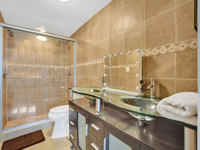 Building Photo - Beautiful 2 bedroom 1.5 bath Condo