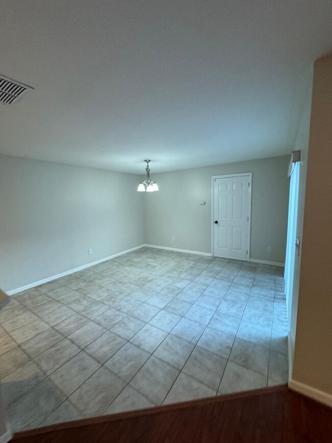 Building Photo - Avalon Park: 3 Bedroom, 2.5 Bath, 2 Car Garage Townhome