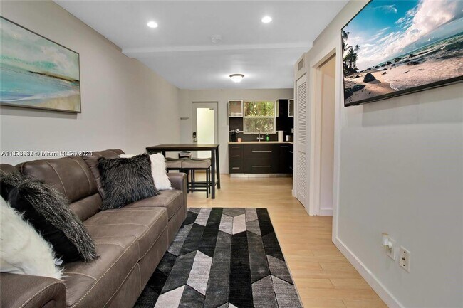 Building Photo - 833 W 39th St