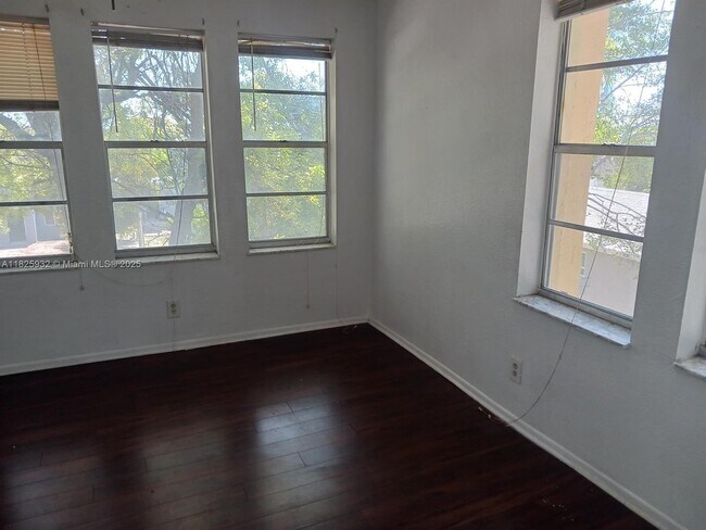 Building Photo - 706 9th St