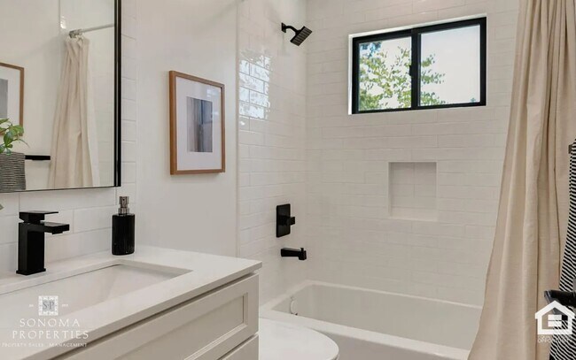 Building Photo - ***PRICE REDUCTION***  Modern Upstairs 2-Bedroom Unit Minutes from Sonoma Plaza