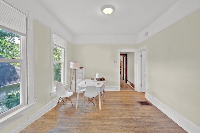 Building Photo - 2142 Maple Ave