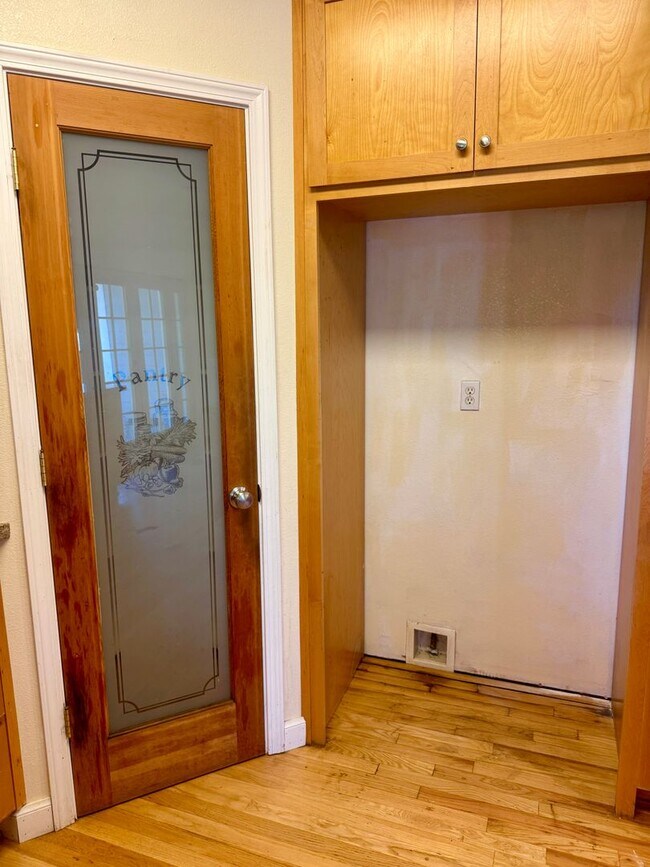 Building Photo - Charming 3-Bedroom, 2-Bath Home in a Pictu...