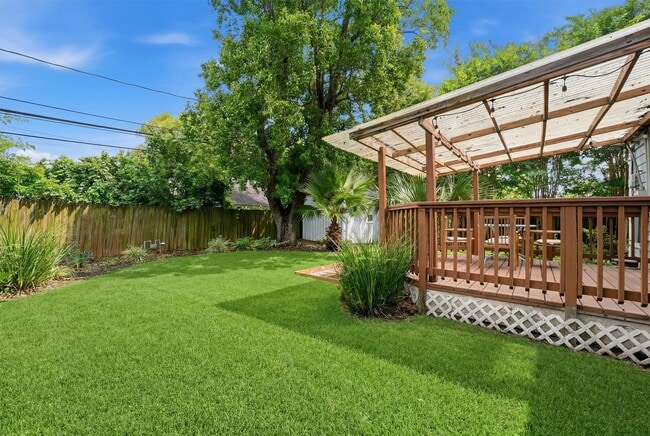 Building Photo - 2044 Des Jardines St