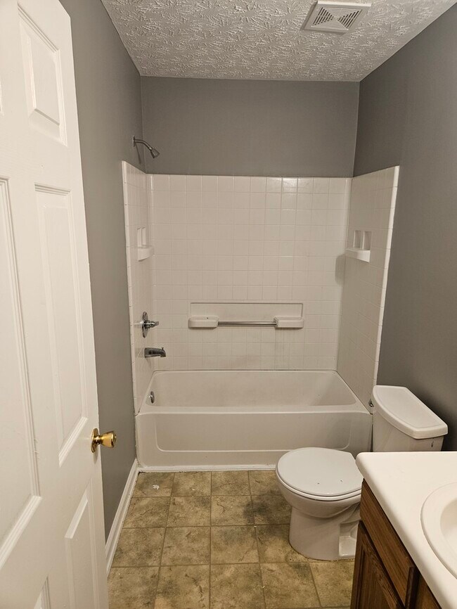 Building Photo - 3Bed 2.5 Town Home