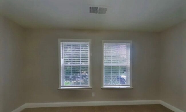 Building Photo - 3 Bedroom Residence Perfect for Family Living