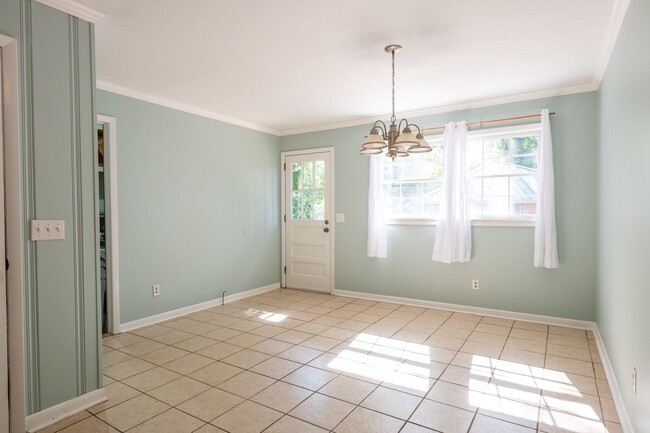 Building Photo - 882 Cherokee Rd