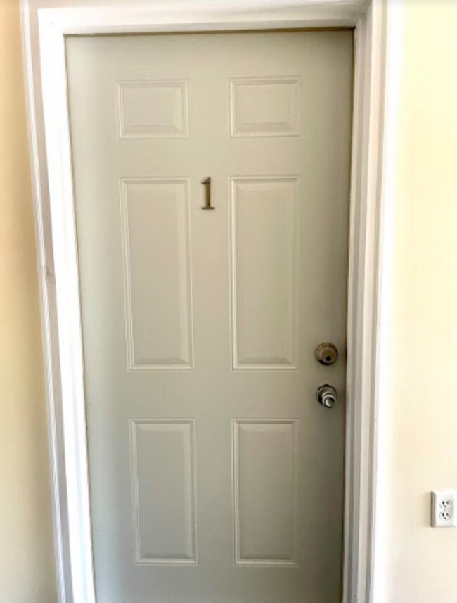 Building Photo - 1 Bedroom Apartment